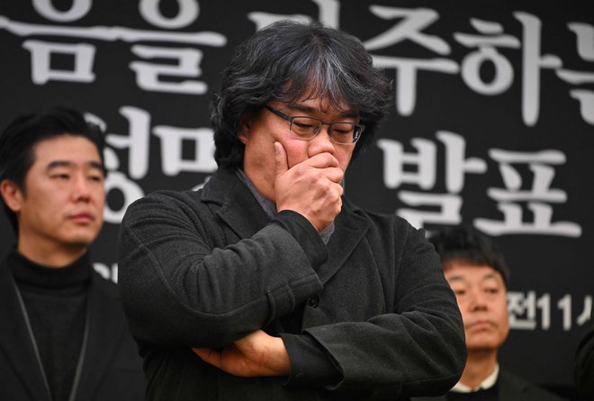 Režiser filma Parazit je državne organe pozval, da opravijo temeljito preiskavo in ugotovijo, ali so bile v policijskem postopku storjene kakšne pomanjkljivosti. FOTO: Jung Yeon-je/AFP