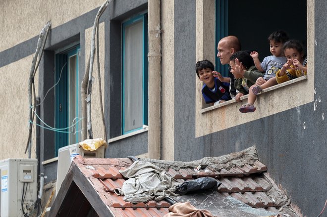 V bolnišnici Al Šifa se zdravi tudi veliko otrok. FOTO: Ronen Zvulun/Reuters