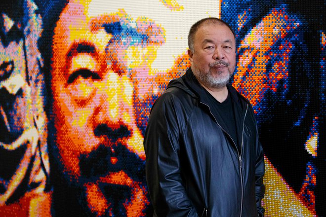 Ai Weiwei je kritiziral poučevanje umetnosti, pri katerem se osredotočajo na ustvarjanje »realističnih« podob: »Umetna inteligenca potrebuje le sekundo, da to ustvari. Torej je tisto, kar so se naučili, zelo pogosto brez smisla.« FOTO: Tolga Akmen/AFP
