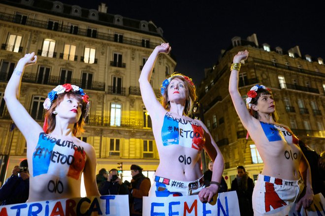 Feministične aktivistke protestirajo proti seksizmu na trgu Saint Augustin v Parizu. Kolektiv »Feminist Strike«, ki združuje več deset združenj, je pozval k demonstracijam v Franciji, potem ko je francoski predsednik s komentarji podprl igralca Gerarda Depardieuja, ki je v sodni preiskavi zaradi obtožb posilstva in se sooča z obtožbami spolnega napada. Foto: Alain Jocard/Afp