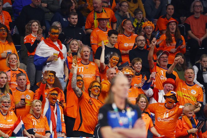 Tudi nizozemski navijači so v lepem številu prišli na rokometni euro. FOTO: Kai Pfaffenbach/Reuters