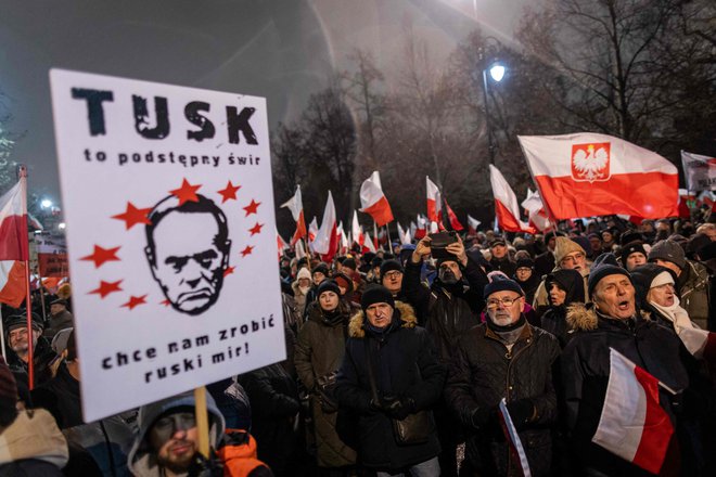 Na tisoče podpornikov prejšnje oblasti je sinoči protestiralo proti Tuskovi vladi.

FOTO: Wojtek Radwanski/AFP