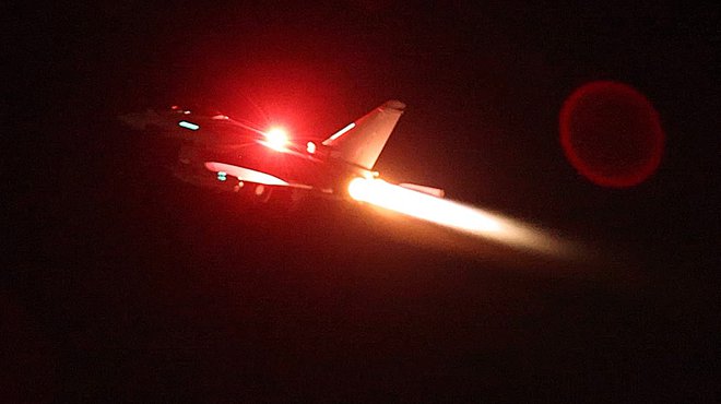 Britansko vojaško letalo med napadom na Jemen. FOTO: Sgt Lee Goddard/AFP