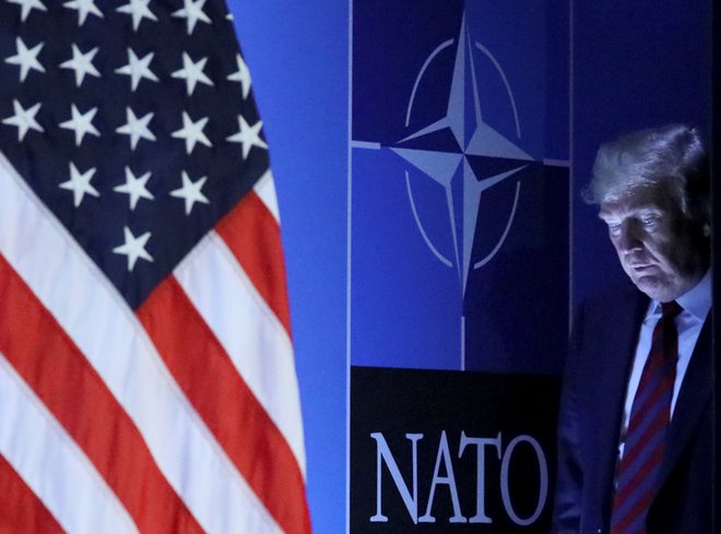 Ko je bil Donald Trump predsednik ZDA, je večkrat žugal z ameriškim odhodom iz Nata in napadal evropske zaveznice, ker da imajo prenizke izdatke za obrambo. Tudi Natov vrh v Bruslju julija 2018 je bil dramatičen. FOTO: Reinhard Krause/Reuters