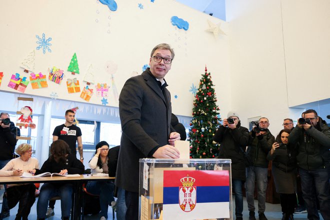 Srbski predsednik ob oddaji glasu na decembrskih volitvah. FOTO: Zorana Jevtić/Reuters