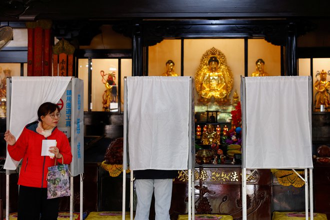 Tajvanka oddaja svoj glas na predsedniških volitvah. FOTO: Ann Wang/Reuters