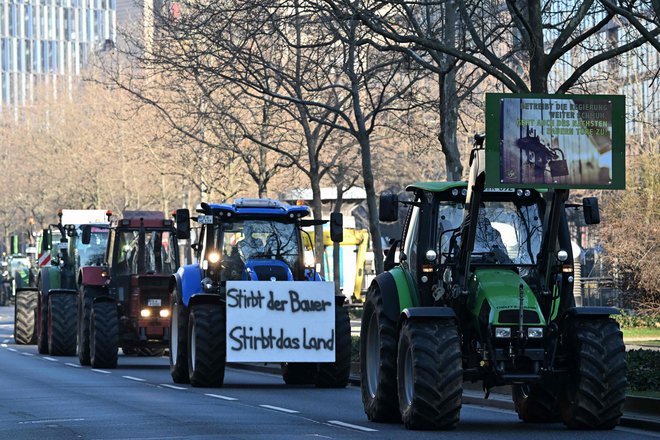 Nemški kmetje protestirajo že teden dni. FOTO: Kirill Kudryavtsev/Afp