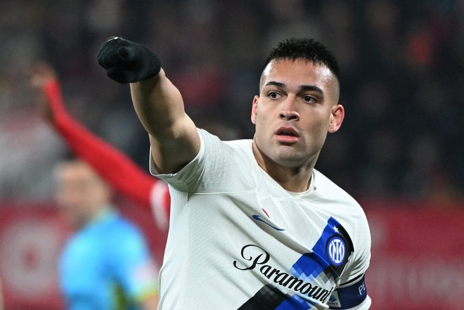 Lautaro Martinez trese mreže kot za stavo. FOTO: Alberto Lingria/Reuters