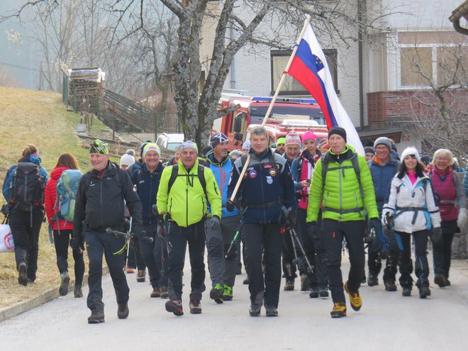 Nasmejani udeleženci nočnega pohoda tik pred ciljem v Dražgošah. FOTO: Bojan Rajšek/Delo