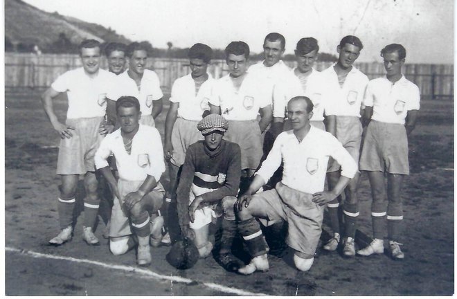 Moštvo Lendave leta 1935 ob odprtju novega nogometnega igrišča na nekdanjem sejmišču. Foto Arhiv F. H. M.