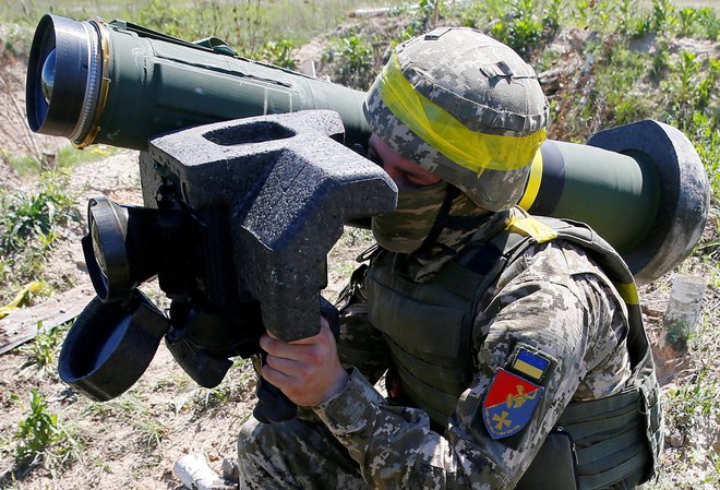 Prenosne in cenovno sorazmerno dostopne rakete javelin so se v Ukrajini pokazale za učinkovito orožje v protitankovski obrambi. Foto Gleb Garanich/Reuters