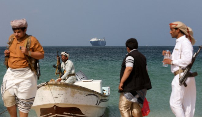 Najnovejši napad se je zgodil na dan, ko so hutijevci napovedali, da jih nedavno vojaško posredovanje ZDA in njihovih zaveznic ne bo odvrnilo od nadaljnjega oviranja mednarodnega tovornega prometa v Rdečem morju. Foto REUTERS/Khaled Abdullah