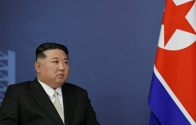 »Menim, da lahko v naši ustavi opredelimo vprašanje popolne zasedbe, podreditve in ponovnega zavzetja Republike Koreje ter si jo priključimo v primeru vojne na Korejskem polotoku,« je še dejal Kim. FOTO: Reuters