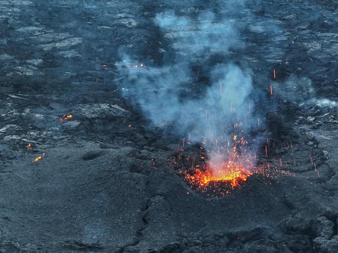 Vulkan pri Grindaviku na polotoku Reykjaness je začel bruhati v nedeljo zjutraj. FOTO: Halldor Kolbeins/AFP