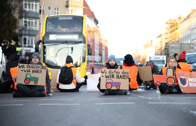 Podnebni aktivisti med blokiranjem prometa v Berlinu FOTO: Liesa Johannssen/Reuters