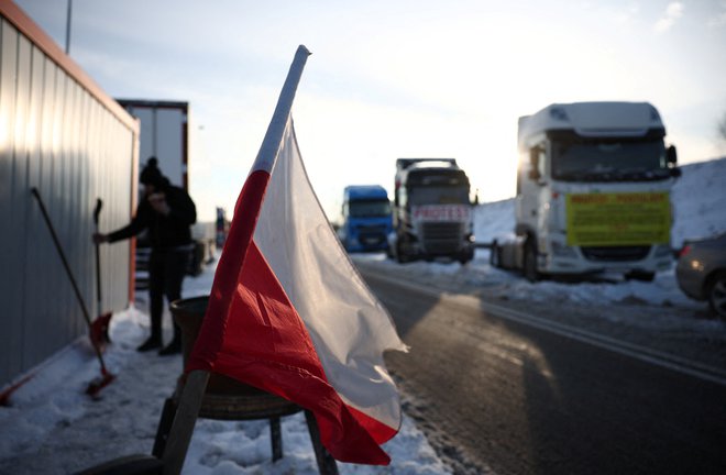 Polsjki tovornjakarji so danes sporočili, da bodo do začetka marca odpravili blokade meja, ki so jih novembra zaprli zaradi nelojalne konkurence ukrajinskih kolegov. FOTO: Kacper Pempel/Reuters