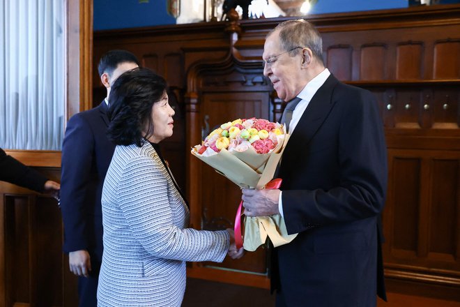 Severnokorejska zunanja ministrica Če Son Hi se je včeraj v Moskvi z ruskim kolegom Sergejem Lavrovom pogovarjala o krepitvi gospodarskih, političnih in vojaških odnosov. FOTO: AFP