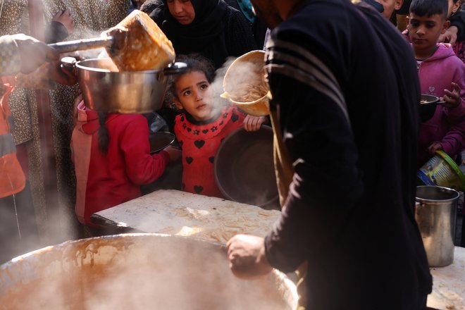 V skladu z dogovorom bodo zdravila in humanitarna pomoč danes iz katarske Dohe prispeli v Egipt, od koder bodo pošiljke nato prepeljali v palestinsko enklavo. FOTO: Saleh Salem/Reuters