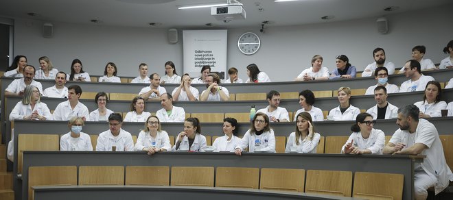 Pogajanja med predstavniki vlade in sindikata zdravnikov in zobozdravnikov Fides se bodo nadaljevala tudi danes popoldne. FOTO: Jože Suhadolnik/Delo