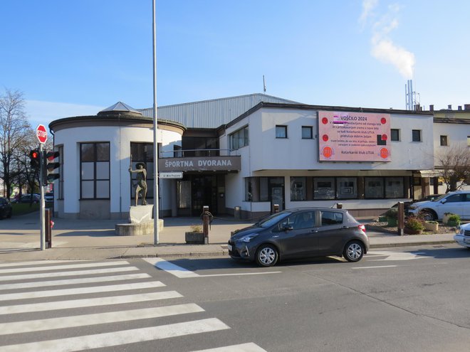 Dobrih trideset let staro športno dvorano bo treba temeljito obnoviti. FOTO: Bojan Rajšek/Delo