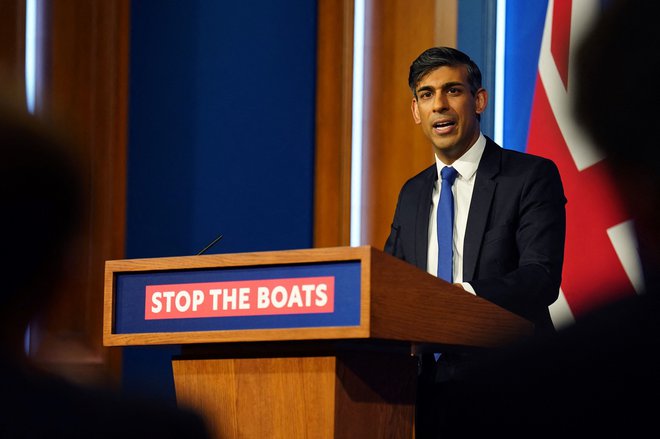 Premier Rishi Sunak je s tem prestal pomemben preizkus podpore v lastni stranki, del katere se je zavzemal za še ostrejša določila migracijskega načrta. FOTO: James Manning/AFP