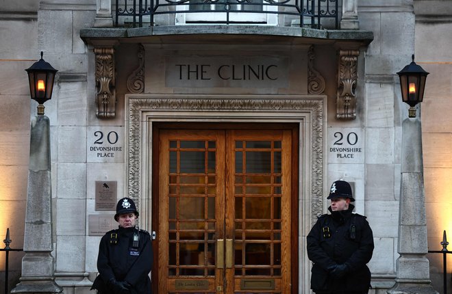 Policija varuje vhod v londonsko kliniko, kjer je bila operirana princesa Kate, ki se zelo verjetno ne bo vrnila k javnim dolžnostim vsaj do velike noči. FOTO: Henry Nicholls/AFP