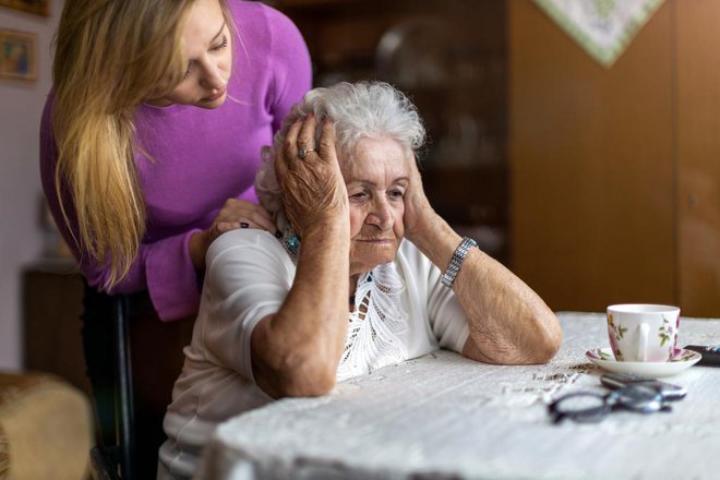 V Sloveniji je več kot 40 tisoč dementnih, pri še nekaj tisočih bolezen že tli in še ni vidna. Foto Pikselstock/Shutterstock