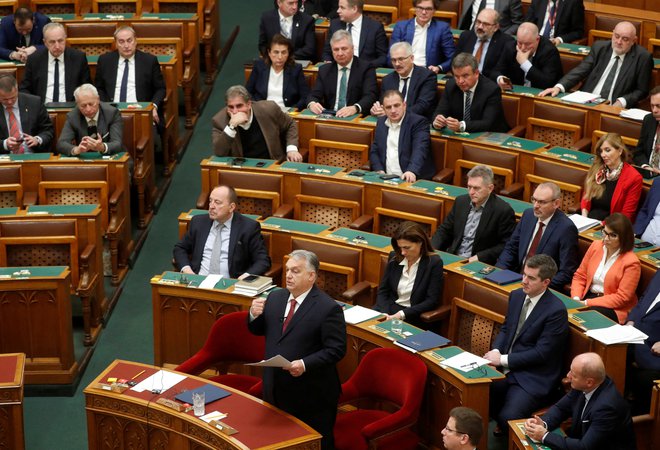 V resoluciji se evropski poslanci sprašujejo tudi, ali je Madžarska sposobna verodostojno opraviti nalogo predsedovanja svetu EU, ki jo čaka v drugi polovici leta. FOTO: Bernadett Szabo/Reuters