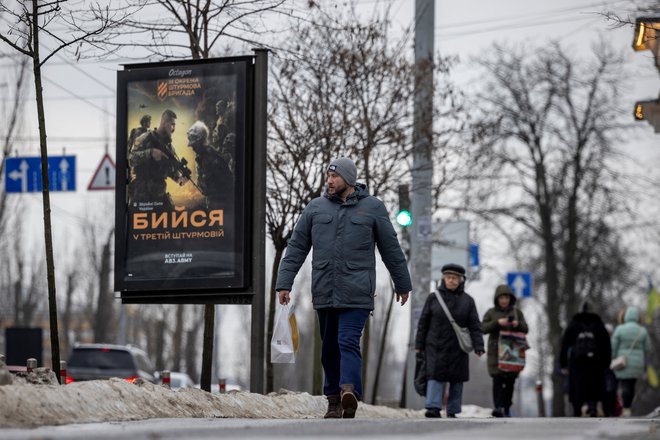Javnomnenjske raziskave, katerih izsledki so danes manj javni kot nekoč, kažejo, da vojski še vedno zaupa 94 odstotkov Ukrajincev. FOTO: Thomas Peter/Reuters