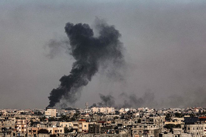 Oblak dima nad Han Junisom, kjer je Izrael v zadnjih dneh zgostil svoje vojaške operacije v palestinski enklavi. FOTO: AFP