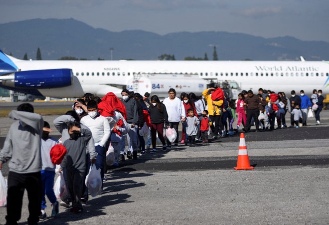 V Nemčiji v države izvora vsako leto izženejo prek 16.000 oseb. Na fotografiji: gvatemalske migrante izganjajo iz ZDA. FOTO: Cristina Chiquin/Reuters