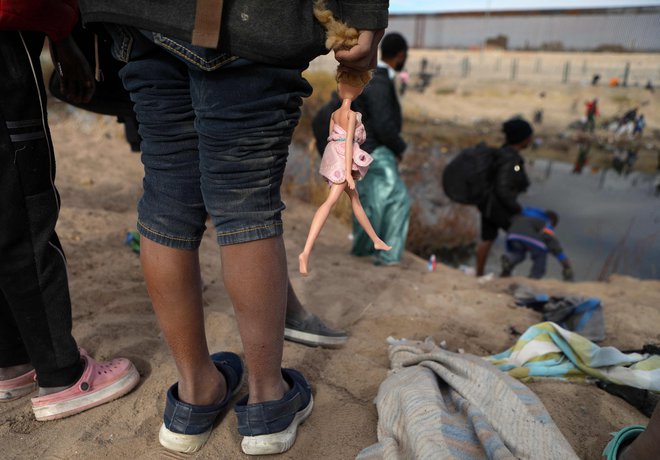 Prizor z brega reke Rio Grande, po kateri se veliko migrantov v iskanju boljšega življenja poda v ZDA. Foto Herika Martinez/AFP