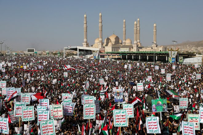 Podporniki Hutijcev med zborovanjem v Sani FOTO: Kaled Abdulah/Reuters