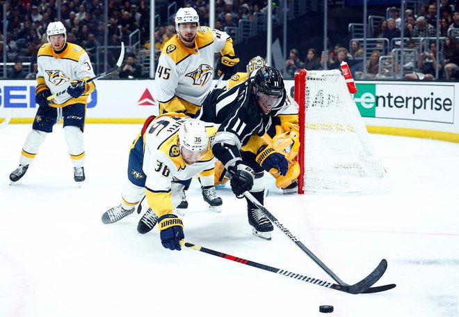 Anže Kopitar se je kot vedno boril po najboljših močeh, toda tekmeci iz Nashvilla so bili za en gol boljši. FOTO: Ronald Martinez/AFP