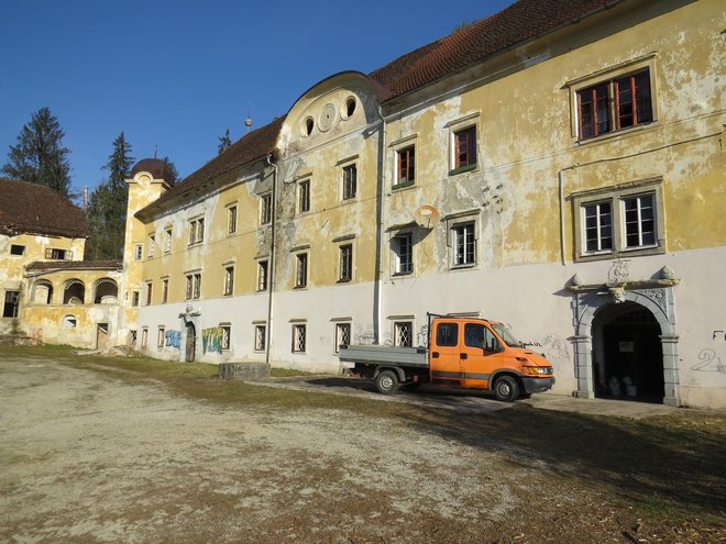 V Valvasorjevih časih je bil dvorec eden najlepših daleč naokoli. FOTO: Bojan Rajšek/Delo