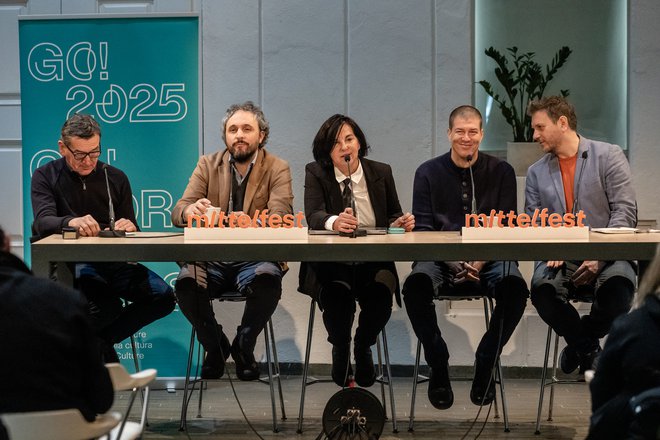 Stojan Pelko, Giacomo Pedini, Klavdija Figelj, Goran Vojnović in Marko Bratuš, na tiskovni konferenci v Atriju ZRC SAZU. FOTO: Črt Piksi