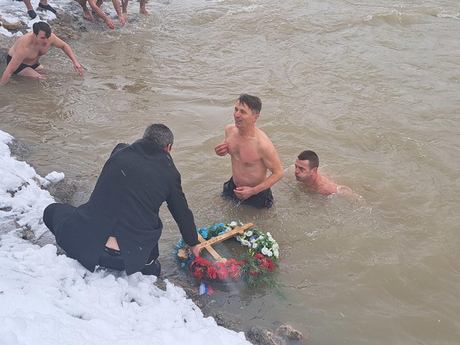 Plavanje za križ ima verski pomen. So pa tokrat bolj skočili v vodo za križ, saj je pravo plavanje odnesel premočen tok Savinje. FOTO: Špela Kuralt/Delo