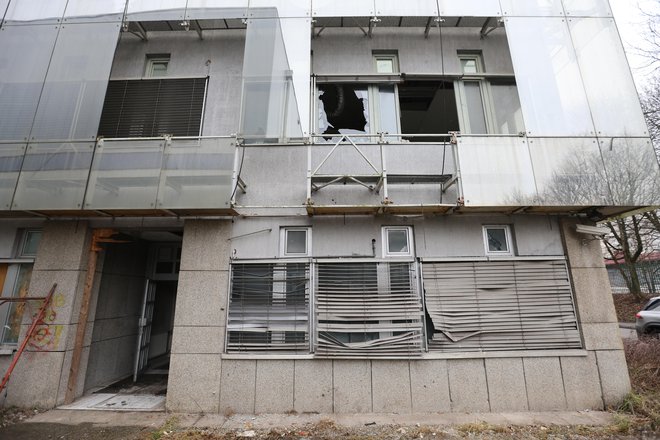 Na ministrstvu za pravosodje niso napisali zapisnika o ogledu, čeprav so vidno dotrajano nepremičnino kupili po načelu videno – kupljeno. FOTO: Dejan Javornik/Delo