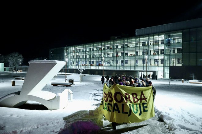 Protestniki, po podatkih policije jih je bilo približno 100, so okoli 18. ure iz Miklošičevega parka krenili na pohod po ljubljanskih ulicah. FOTO: Foto Črt Piksi