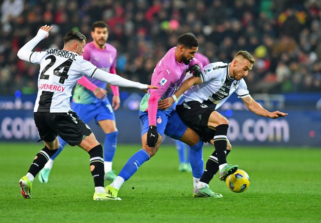 Udinese Sandija Lovrića, desno z žogo, je dvakrat vodil, a izgubil.  FOTO: Jennifer Lorenzini/Reuters