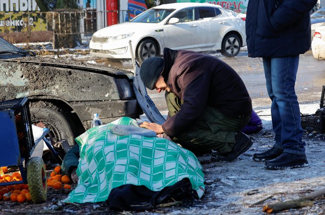 Napad se je zgodil na tržnici danes zjutraj. FOTO: Alexander Ermochenko/Reuters