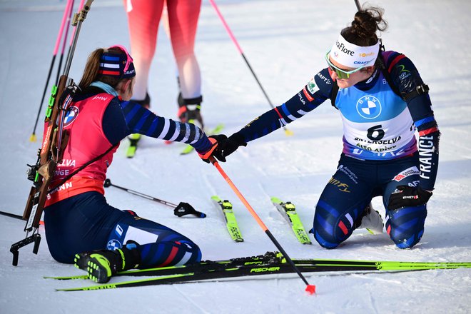 Francozinji Julia Simon (levo) in Lou Jeanmonnot (desno) sta se na današnji tekmi s skupinskim štartom veselili dvojne zmage. FOTO: Marco Bertorello/AFP