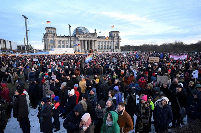 V Berlinu so protesti potekali pod sloganom "skupaj proti desnici" FOTO: Annegret Hilse/REUTERS