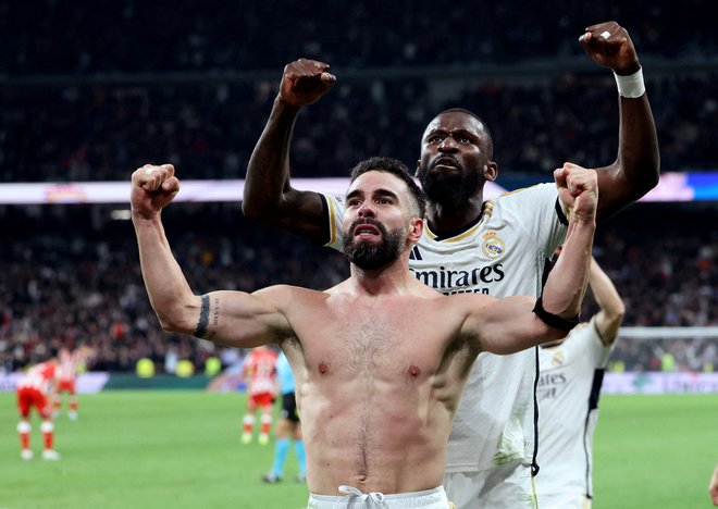 Dani Carvajal in Antonio Rudiger sta po zmagi Reala pokazala mišice. FOTO: Isabel Infantes/Reuters