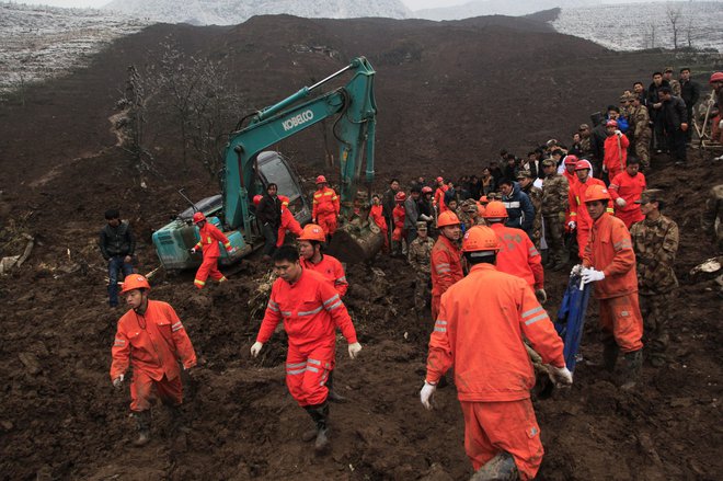 Reševalci iščejo pogrešane med ruševinami. FOTO:  China Daily/Reuters Pictures