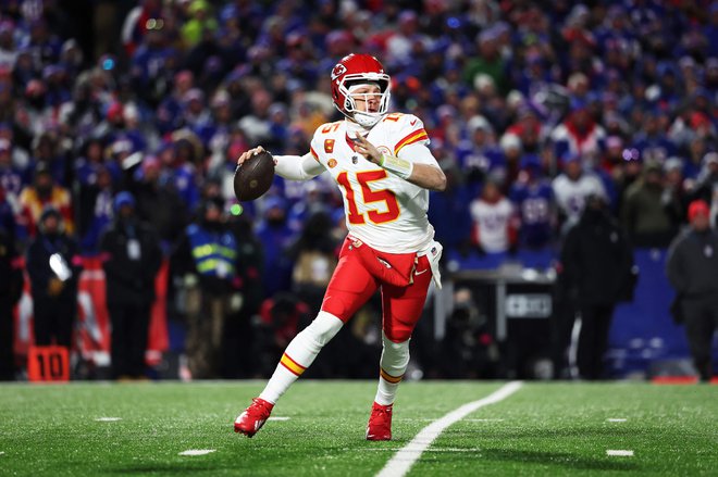 Patrick Mahomes iz tekme v tekmo dokazuje, zakaj je nesporno najboljši igralec ameriškega nogometa. Tudi s šibko sprejemalsko linijo zna delati čudeže. FOTO: Al Bello/AFP