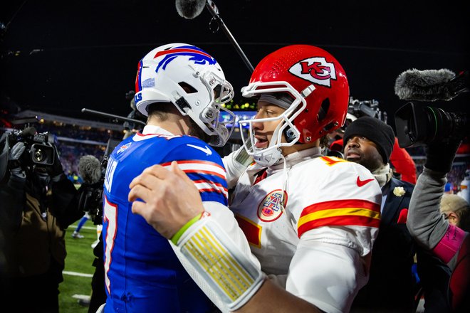 Pozdrav Allena z Mahomesom, dveh najboljših podajalcev v ligi NFL (ob Jacksonu). FOTO: Mark J. Rebilas/USA Today