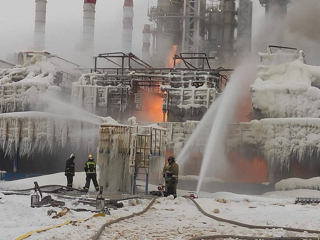 Gasilci se borijo s požarom v pristanišču Ust-Luga. FOTO: Head of Kingiseppsky District ad via Reuters