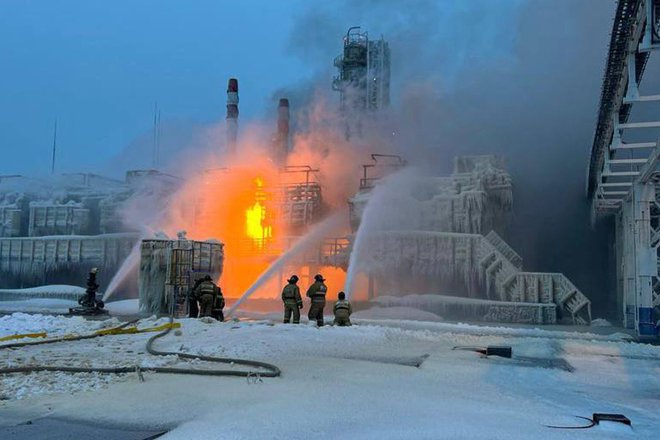 Požar je bil zadnji v seriji domnevnih ukrajinskih napadov na rusko energetsko infrastrukturo. FOTO: Handout AFP