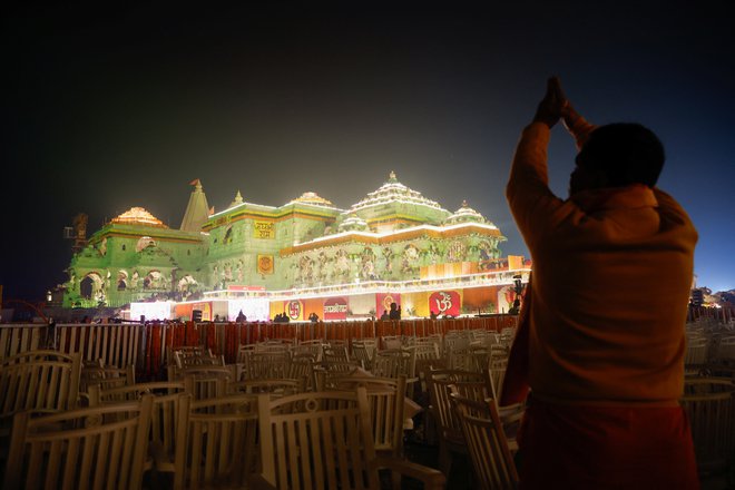 Ram Mandir bo dokončan šele decembra, a so za uradno posvetitev templja izbrali 22. januar. FOTO: Adnan Abidi/Reuters
